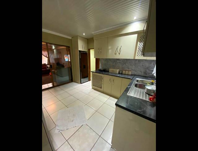 2 BEDROOM HOUSE FOR SALE IN TSAKANE EXT 5